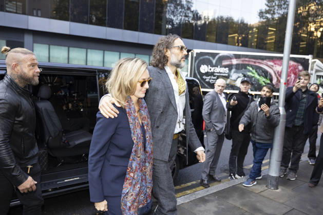 Russell Brand 19.10.2026. Russell Brand and wife Laura arriving at Southwark crown court today  Copyright: xDarrenxFletcherx NINTCHDBPICT001116932855