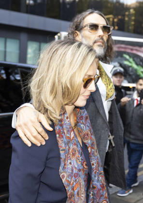 Russell Brand 19.10.2026. Russell Brand and wife Laura arriving at Southwark crown court today  Copyright: xDarrenxFletcherx NINTCHDBPICT001116932880