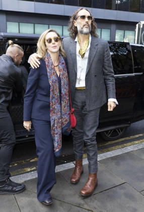 Russell Brand 19.10.2026. Russell Brand and wife Laura arriving at Southwark crown court today  Copyright: xDarrenxFletcherx NINTCHDBPICT001116932889
