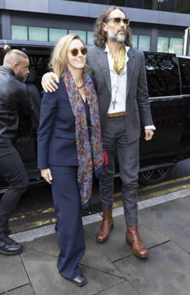 Russell Brand 19.10.2026. Russell Brand and wife Laura arriving at Southwark crown court today  Copyright: xDarrenxFletcherx NINTCHDBPICT001116932954