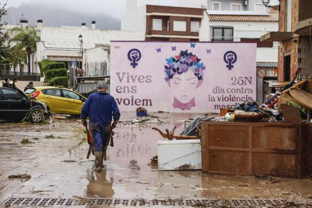 The Valencian Regional Government is preparing a lockdown order for the southern coast of Valencia and the northern coast of Alicante due to the rains. Several people are clearing mud from the streets while furniture they had to remove due to flooding caused by the heavy rains piles up, on October 19, 2026, in Els Poblets, Valencian Community, Spain. The Valencian Regional Government is preparing a lockdown order for the southern coast of Valencia and the northern coast of Alicante in response to the emergency declared due to the rains brought by Storm Adam, as announced by the Regional Minister of Emergencies and the Interior early this morning, October 19, from the Emergency Coordination Center (CCE) October 19, 2026, Valencia, Valencian Copyright: xRoberxSolsonax 7855644