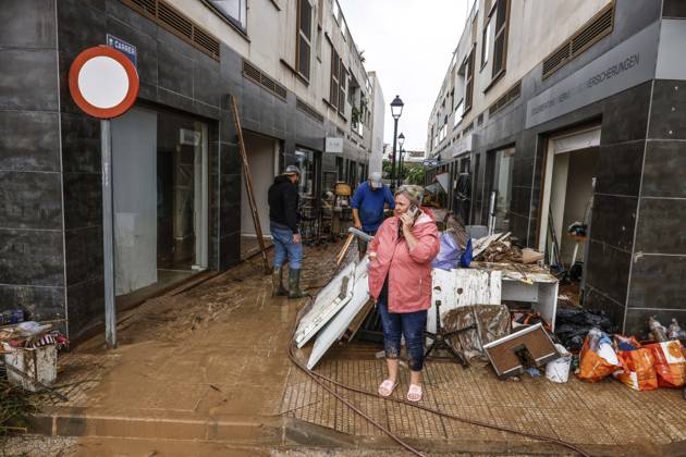 The Valencian Regional Government is preparing a lockdown order for the southern coast of Valencia and the northern coast of Alicante due to the rains. Several people are clearing mud from the streets while furniture they had to remove due to flooding caused by the heavy rains piles up, on October 19, 2026, in Els Poblets, Valencian Community, Spain. The Valencian Regional Government is preparing a lockdown order for the southern coast of Valencia and the northern coast of Alicante in response to the emergency declared due to the rains brought by Storm Adam, as announced by the Regional Minister of Emergencies and the Interior early this morning, October 19, from the Emergency Coordination Center (CCE) October 19, 2026, Valencia, Valencian Copyright: xRoberxSolsonax 7855650