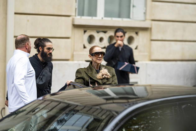 Céline Dion, accompanied by her sons Eddy and Nelson Angelil, leaves the Royal Monceau hotel for La Plenitude Arena in Paris after 16 concerts over five weeks in front of nearly 500,000 people, on October 19, 2026. Holding her dog, Madison, in her arms, the Canadian singer waved one last time to her fans gathered in front of the hotel. She will return to the Paris La Défense Arena for 10 special concerts from May 8 to 29, 2027. Pierre Perusseau Bestimage Céline Dion, accompanied by her sons Eddy and Nelson Angelil, leaves the Royal Monceau luxury hotel in Paris on October 19, 2026, following 16 concerts over five weeks performed before nearly 500,000 people. Holding her dog, Madison, in her arms, the Canadian singer waved one last time to Copyright: xPierrexPerusseaux xBestimagexPierrexPerusseaux xBestimagex