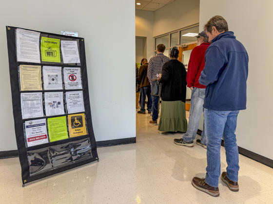 October 19, 2026, Little Rock, Arkansas, USA: Little Rock voters wait in line to cast their ballots on the first day of early vote in Little Rock, Arkansas. Little Rock USA  - ZUMAd155 20261019_znp_d155_006 Copyright: xSuexDorfmanx