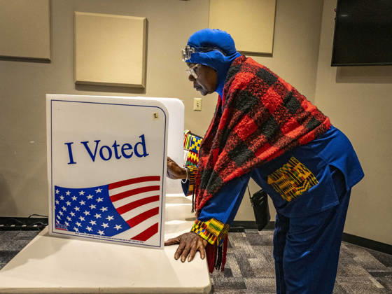 October 19, 2026, Little Rock, Arkansas, USA: A voter casts her ballot on the first day of early vote in Arkansas. Little Rock USA  - ZUMAd155 20261019_znp_d155_009 Copyright: xSuexDorfmanx