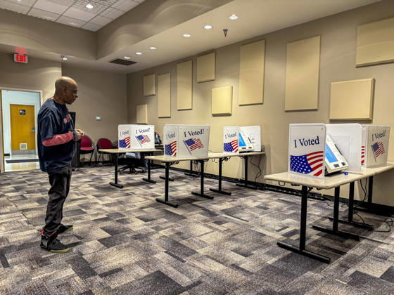October 19, 2026, Little Rock, Arkansas, USA: A Little Rock election worker checks that everything is ready for the opening of the polls on the first day of early vote in Little Rock, Arkansas. Little Rock USA - ZUMAd155 20261019_znp_d155_001 Copyright: xSuexDorfmanx