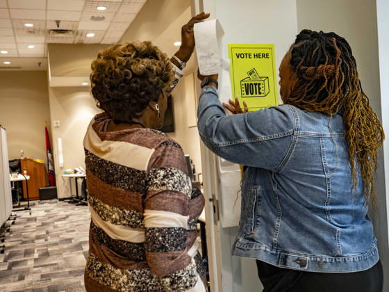 October 19, 2026, Little Rock, Arkansas, USA: Little Rock election workers put up the signed zero tape which shows no one has yet voted before the opening of the polls on the first day of early vote in Little Rock, Arkansas. Little Rock USA - ZUMAd155 20261019_znp_d155_002 Copyright: xSuexDorfmanx