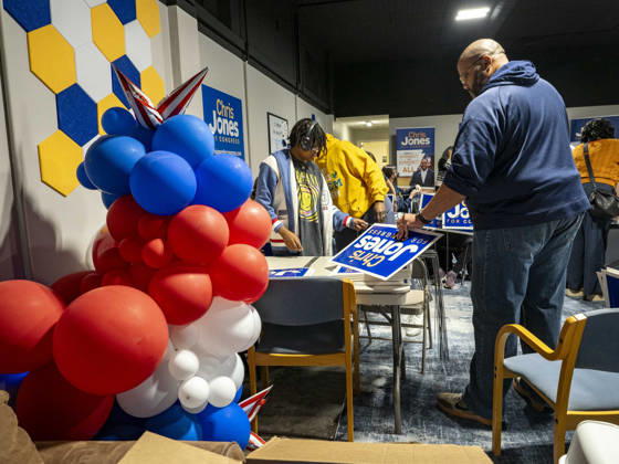 October 19, 2026, Little Rock, Arkansas, USA: Volunteers for Democratic Congressional candidate Chris Jones prepare to canvas on the first day of early vote in Little Rock, Arkansas. Former gubernatorial candidate Jones is running for the seat now held by Rep. French Hill. Should Jones win, he will be the first Black person Arkansas sends to Congress. Little Rock USA  - ZUMAd155 20261019_znp_d155_018 Copyright: xSuexDorfmanx