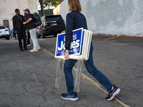 October 19, 2026, Little Rock, Arkansas, USA: Volunteers for Democratic Congressional candidate Chris Jones prepare to canvas on the first day of early vote in Little Rock, Arkansas. Former gubernatorial candidate Jones is running for the seat now held by Rep. French Hill. Should Jones win, he will be the first Black person Arkansas sends to Congress. Little Rock USA - ZUMAd155 20261019_znp_d155_020 Copyright: xSuexDorfmanx