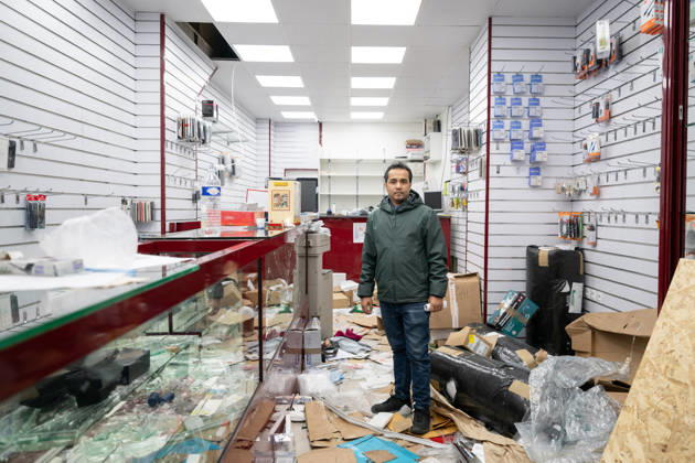 Shops Looted After the October 17th Demonstration - Paris AJ This photo shows the Owner of the store Lyca Mobile at the Boulevard de Magenta store after it has been looted, ransacked, and vandalized on October 19, 2026 two days after riots and looting occurred (pillage) on the sidelines of nationwide cost-of-living demonstrations. Photo by Alexis Jumeau ABACAPRESS.COM Paris France Copyright: xJumeauxAlexis ABACAx