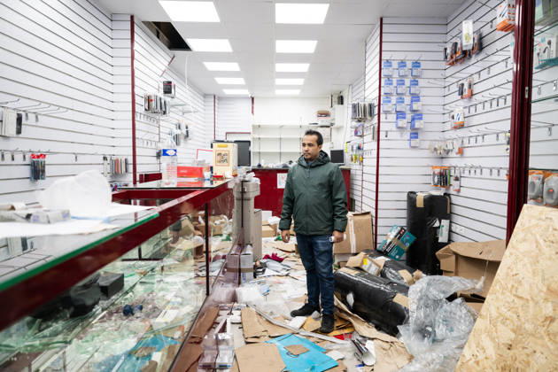 Shops Looted After the October 17th Demonstration - Paris AJ This photo shows the Owner of the store Lyca Mobile at the Boulevard de Magenta store after it has been looted, ransacked, and vandalized on October 19, 2026 two days after riots and looting occurred (pillage) on the sidelines of nationwide cost-of-living demonstrations. Photo by Alexis Jumeau ABACAPRESS.COM Paris France Copyright: xJumeauxAlexis ABACAx