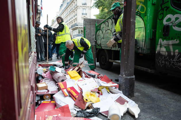 Shops Looted After the October 17th Demonstration - Paris AJ This photo shows Paris City Hall employees clearing away rubble in front of a Nicolas store after it had been looted, ransacked, and vandalized on October 19, 2026 two days after riots and looting occurred (pillage) on the sidelines of nationwide cost-of-living demonstrations. Photo by Alexis Jumeau ABACAPRESS.COM Paris France Copyright: xJumeauxAlexis ABACAx