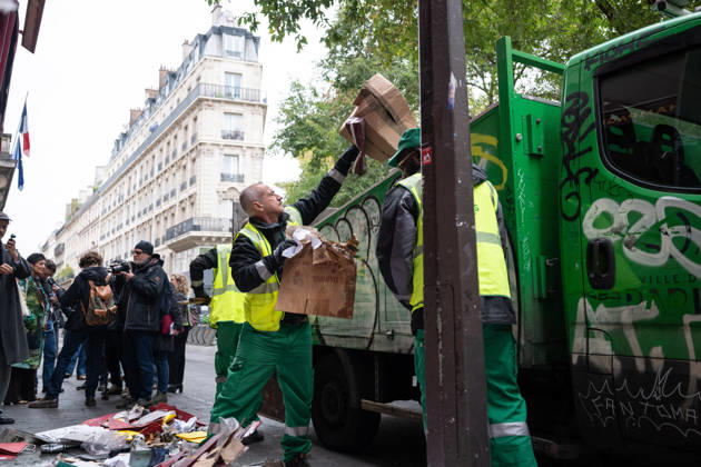 Shops Looted After the October 17th Demonstration - Paris AJ This photo shows Paris City Hall employees clearing away rubble in front of a Nicolas store after it had been looted, ransacked, and vandalized on October 19, 2026 two days after riots and looting occurred (pillage) on the sidelines of nationwide cost-of-living demonstrations. Photo by Alexis Jumeau ABACAPRESS.COM Paris France  Copyright: xJumeauxAlexis ABACAx
