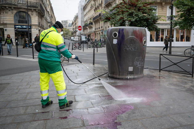 Shops Looted After the October 17th Demonstration - Paris AJ This photo shows a Paris city hall employee cleaning graffiti off a trash can using a high-pressure water jet and cleaning products on October 19, 2026 two days after riots and looting occurred (pillage) on the sidelines of nationwide cost-of-living demonstrations. Photo by Alexis Jumeau ABACAPRESS.COM Paris France  Copyright: xJumeauxAlexis ABACAx