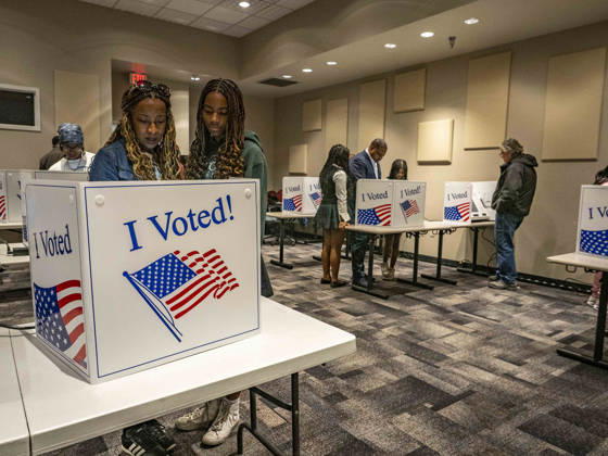 October 19, 2026, Little Rock, Arkansas, USA: JERRILYN JONES, wife of Democratic Congressional candidate CHRIS JONES, explains how to vote to their eldest daughter, JORDYN JONES. Across the room, CHRIS JONES explains the same to his younger daughters, JANELLE and JASMINE JONES. They are casting their votes on the first day of early vote in Arkansas. Jones is running for the seat now held by Rep. French Hill (R-AR). Should Jones win, he will be the first Black person Arkansas sends to Congress. Little Rock USA  - ZUMAd155 20261019_znp_d155_032 Copyright: xSuexDorfmanx