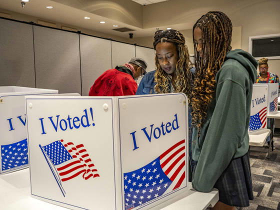 October 19, 2026, Little Rock, Arkansas, USA: JERRILYN JONES, wife of Democratic Congressional candidate CHRIS JONES, explains how to vote to their eldest daughter, JORDYN JONES. Todays is the first day of early vote in Arkansas. Jones is running for the seat now held by Rep. French Hill (R-AR). Should Jones win, he will be the first Black person Arkansas sends to Congress. Little Rock USA  - ZUMAd155 20261019_znp_d155_033 Copyright: xSuexDorfmanx