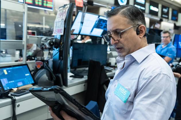 October 19, 2026, New York, New York, USA: A trader works on the trading floor of the New York Stock Exchange (NYSE) during opening hours in New York, NY on October 19, 2026. New York USA - ZUMAr339 20261019_znp_r339_006 Copyright: xLevxRadinx
