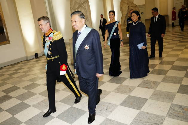 Denmark State Visit from Vietnam: King Frederik and Queen Mary arrive at the gala dinner with Vietnam’s President, To Lam, and his spouse, Ngo Phuong Ly, at Christiansborg Palace in Copenhagen, Monday, October 19, 2026. Vietnam’s president and his spouse are on a three-day state visit to Denmark. Photo by Mads Claus Rasmussen, Scanpix 2026, Copenhagen, Denmark  Copyright: MadsxClausxRasmussenx spdk20261019-192950-L