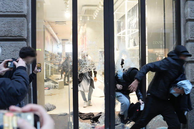 IPA89923814 - Milan, October 18, 2026: More Clashes and Looting in Downtown Milan in the Wake of the Protest; Store Stormed and Ransacked Copyright: xDuilioxPiaggesix xDuilioxPiaggesix IPA89923814