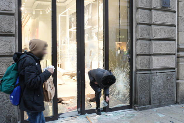 IPA89923816 - Milan, October 18, 2026: More Clashes and Looting in Downtown Milan in the Wake of the Protest; Store Stormed and Raided Copyright: xDuilioxPiaggesix xDuilioxPiaggesix IPA89923816