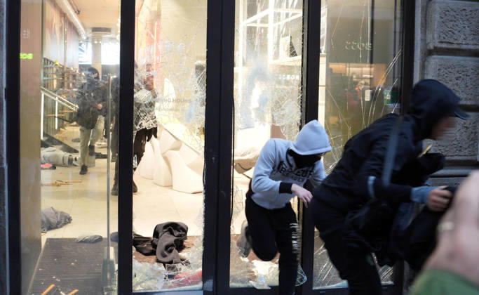 IPA89923818 - Milan, October 18, 2026: More Clashes and Looting in Downtown Milan in the Wake of the Protest; Store Stormed and Ransacked Copyright: xDuilioxPiaggesix xDuilioxPiaggesix IPA89923818