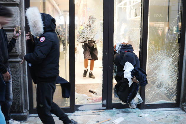 IPA89923821 - Milan, October 18, 2026: More Clashes and Looting in Downtown Milan in the Wake of the Protest; Store Stormed and Raided Copyright: xDuilioxPiaggesix xDuilioxPiaggesix IPA89923821