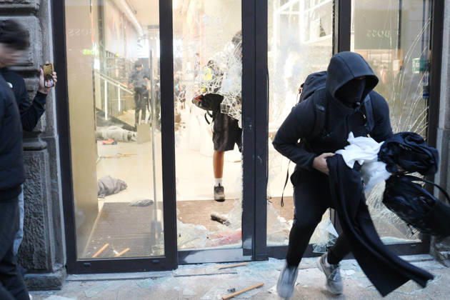 IPA89923824 - Milan, October 18, 2026: More Clashes and Looting in Downtown Milan in the Wake of the Protest; Store Stormed and Ransacked Copyright: xDuilioxPiaggesix xDuilioxPiaggesix IPA89923824