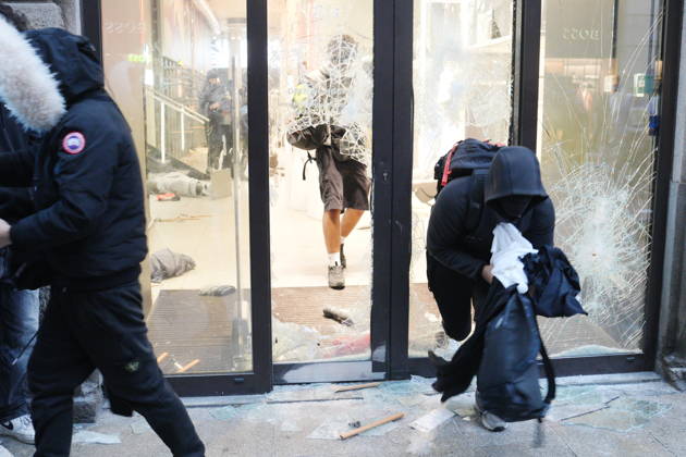 IPA89923828 - Milan, October 18, 2026: More Clashes and Looting in Downtown Milan in the Wake of the Protest; Under Armour Store on Via Orefici Stormed and Ransacked Copyright: xDuilioxPiaggesix xDuilioxPiaggesix IPA89923828