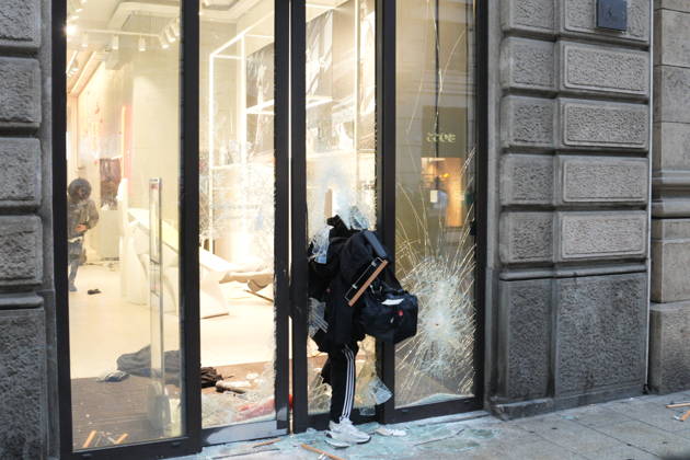 IPA89923832 - Milan, October 18, 2026: More Clashes and Looting in Downtown Milan in the Wake of the Protest; Under Armour Store on Via Orefici Stormed and Ransacked Copyright: xDuilioxPiaggesix xDuilioxPiaggesix IPA89923832