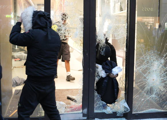 IPA89923835 - Milan, October 18, 2026: More Clashes and Looting in Downtown Milan in the Wake of the Protest; Under Armour Store on Via Orefici Stormed and Ransacked Copyright: xDuilioxPiaggesix xDuilioxPiaggesix IPA89923835