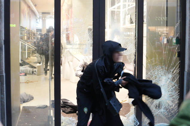 IPA89923838 - Milan, October 18, 2026: More Clashes and Looting in Downtown Milan in the Wake of the Protest; Store Stormed and Ransacked Copyright: xDuilioxPiaggesix xDuilioxPiaggesix IPA89923838