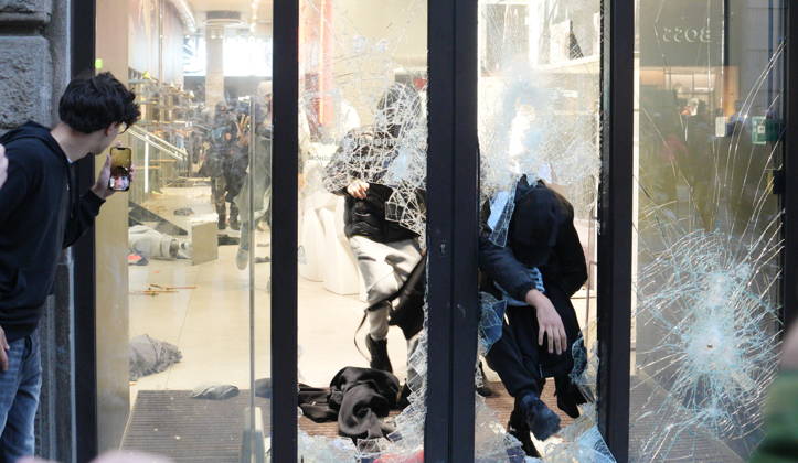 IPA89923840 - Milan, October 18, 2026: More Clashes and Looting in Downtown Milan in the Wake of the Protest; Under Armour Store on Via Orefici Stormed and Ransacked Copyright: xDuilioxPiaggesix xDuilioxPiaggesix IPA89923840