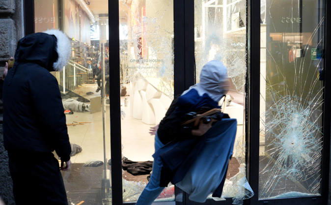 IPA89923843 - Milan, October 18, 2026: More Clashes and Looting in Downtown Milan in the Wake of the Protest; Store Stormed and Ransacked Copyright: xDuilioxPiaggesix xDuilioxPiaggesix IPA89923843