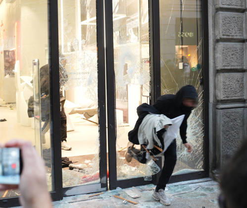 IPA89923845 - Milan, October 18, 2026: More Clashes and Looting in Downtown Milan in the Wake of the Protest; Store Stormed and Ransacked Copyright: xDuilioxPiaggesix xDuilioxPiaggesix IPA89923845