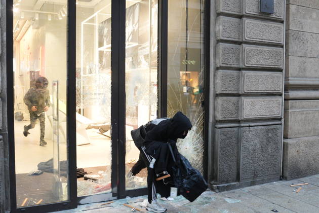IPA89923848 - Milan, October 18, 2026: More Clashes and Looting in Downtown Milan in the Wake of the Protest; Under Armour Store on Via Orefici Stormed and Ransacked Copyright: xDuilioxPiaggesix xDuilioxPiaggesix IPA89923848