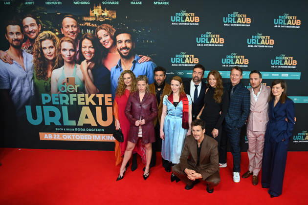 From left: Diana AMFT, actress; Jella HAASE, actress; Elyas M. BAREK, actor; Karoline HERFURTH, actress; in front: Florian David FITZ, Bora DAGTEKIN, director; Jessica SCHWARZ, actress; Wotan Wilke MOEHRING, actor; Frederick LAU, actor; Lena SCHOEMANN, producer; World premiere of *DER PERFEKTE URLAUB* on