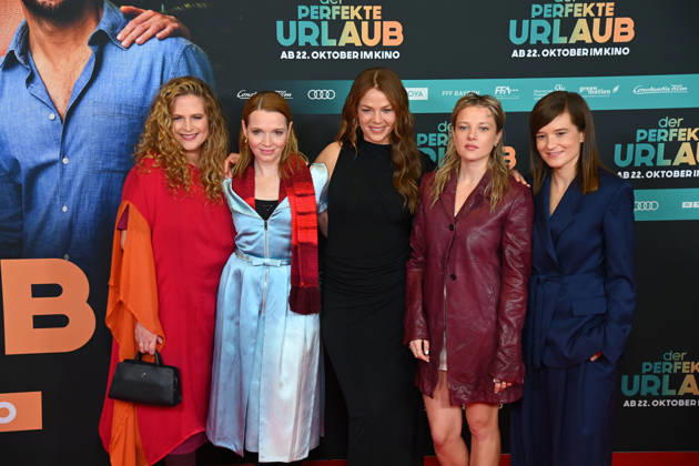 From left: Diana AMFT, actress; Karoline HERFURTH, actress; Jessica SCHWARZ, actress; Jella HAASE, actress; Elyas M. BAREK, actor; Lena SCHOEMANN, producer. World premiere of *DER PERFEKTE URLAUB* on October 19, 2026, at the Mathäuser Filmpalast in Munich. Photo call and red carpet.