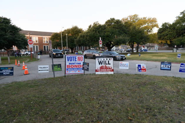 October 19, 2026, Dallas, Texas, USA: Early voting started in Dallas TX on Monday morning...Samuell Grand Recreation Center, East Dallas. Dallas USA  - ZUMAa183 20261019_znp_a183_001 Copyright: xAvixAdelmanx