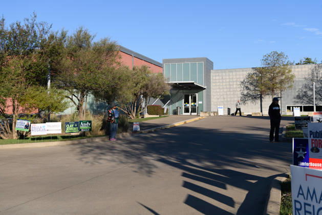 October 19, 2026, Dallas, Texas, USA: Early voting started in Dallas TX on Monday morning...Lochwood Branch Library. Dallas USA - ZUMAa183 20261019_znp_a183_002 Copyright: xAvixAdelmanx