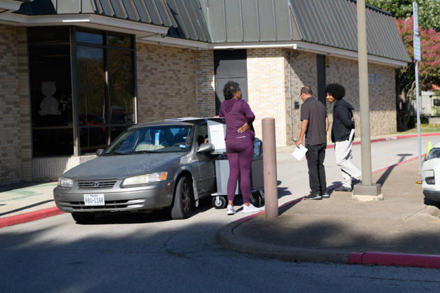 October 19, 2026, Dallas, Texas, USA: Early voting started in Dallas TX on Monday morning...Martin Luther King Branch Library..An election worker helps a voter cast her ballots curbside. Dallas USA - ZUMAa183 20261019_znp_a183_004 Copyright: xAvixAdelmanx