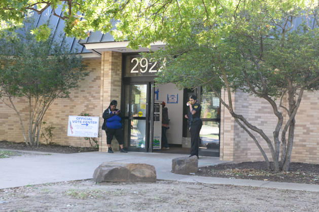 October 19, 2026, Dallas, Texas, USA: Early voting started in Dallas TX on Monday morning...Martin Luther King Branch Library Dallas USA - ZUMAa183 20261019_znp_a183_006 Copyright: xAvixAdelmanx