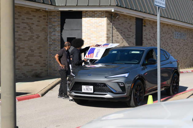 October 19, 2026, Dallas, Texas, USA: Early voting started in Dallas TX on Monday morning...Martin Luther King Branch Library..An election worker helps a voter cast her ballots curbside. Dallas USA - ZUMAa183 20261019_znp_a183_007 Copyright: xAvixAdelmanx