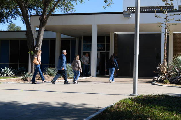 October 19, 2026, Dallas, Texas, USA: Early voting started in Dallas TX on Monday morning...Samuell Grand Recreation Center. Dallas USA - ZUMAa183 20261019_znp_a183_011 Copyright: xAvixAdelmanx