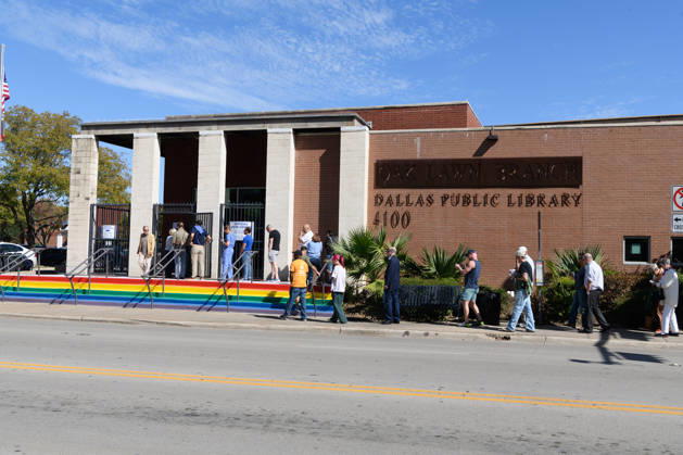 October 19, 2026, Dallas, Texas, USA: Early voting started in Dallas TX on Monday morning...Oak Lawn Branch Library..By Noon, nearly 1,000 people voted at this location. Dallas USA - ZUMAa183 20261019_znp_a183_020 Copyright: xAvixAdelmanx