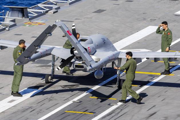 Orikun, The Netherlands, 2026-10-19 13:05:28 ORIKUN, 19-10-2026, The Turkish Navy s amphibious assault and drone ship TCG Anadolu (L400) is participating in NATO Exercise Neptune Strike 26-4. This exercise runs from 16 October to 5 November. During this exercise, NATO organized a demonstration for Distinguished Visitors and the media to showcase the Anadolu s spearhead operations in the form of a simulated amphibious strike on Pasha Beach. Photo: NLBeeld Robert Meerding Credit: NL Beeld Robert Meerding Inc  Copyright: xx x