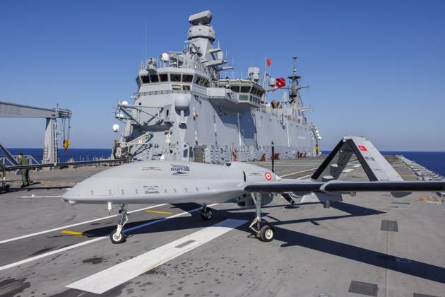 Orikun, The Netherlands, 2026-10-19 13:19:44 ORIKUN, 19-10-2026, The Turkish Navy s amphibious assault and drone ship TCG Anadolu (L400) is participating in NATO Exercise Neptune Strike 26-4. This exercise runs from 16 October to 5 November. During this exercise, NATO organized a demonstration for Distinguished Visitors and the media to showcase the Anadolu s spearhead operations in the form of a simulated amphibious strike on Pasha Beach. Photo: NLBeeld Robert Meerding Credit: NL Beeld Robert Meerding Inc  Copyright: xx x