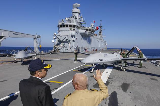 Orikun, The Netherlands, 2026-10-19 13:19:19 ORIKUN, 19-10-2026, The Turkish Navy s amphibious assault and drone ship TCG Anadolu (L400) is participating in NATO Exercise Neptune Strike 26-4. This exercise runs from 16 October to 5 November. During this exercise, NATO organized a demonstration for Distinguished Visitors and the media to showcase the Anadolu s spearhead operations in the form of a simulated amphibious strike on Pasha Beach. Photo: NLBeeld Robert Meerding Credit: NL Beeld Robert Meerding Inc  Copyright: xx x