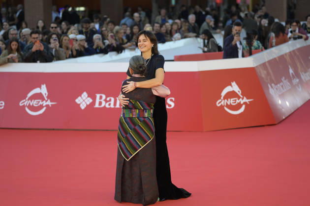 Entertainment Bilder des Tages #2 October 19, 2026, Rome, Italy: Kunzom Thakuri (l) and Kasia Smutniak (r) attend the red carpet for the film Mustang at the 2026 Rome Film Fest, held at the Auditorium Parco della Musica. Rome Italy - ZUMAs197 20261019_aaa_s197_382 Copyright: xMarioxCartellix