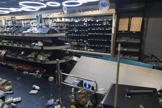 Labour Minister Farandou Visits Looted Supermarket After Weekend Riots - Paris This photograph shows a supermarket in Paris’s 10th arrondissement on 19 October 2026, which was left in a state of disarray following this weekend’s riots, which led to looting, vandalism and the destruction of shops. Photos by Jérémy Paoloni ABACAPRESS.COM Paris France  Copyright: xPaolonixJeremy ABACAx