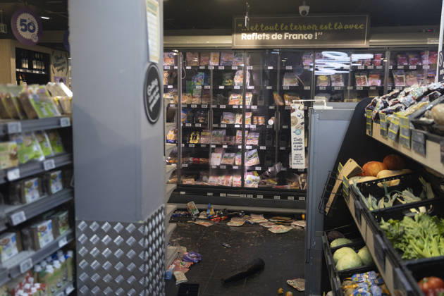 Labour Minister Farandou Visits Looted Supermarket After Weekend Riots - Paris This photograph shows a supermarket in Paris’s 10th arrondissement on 19 October 2026, which was left in a state of disarray following this weekend’s riots, which led to looting, vandalism and the destruction of shops. Photos by Jérémy Paoloni ABACAPRESS.COM Paris France  Copyright: xPaolonixJeremy ABACAx
